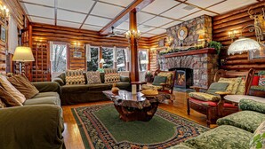 Smart TV, fireplace - Historic prohibition Lodge next to golf course with private beach (Winter)