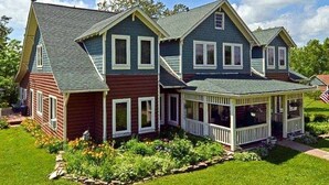 Exterior - Historic prohibition Lodge next to golf course with private beach (Winter)