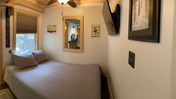 1 bedroom, desk, WiFi, bed sheets