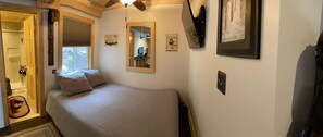 1 bedroom, desk, WiFi, bed sheets