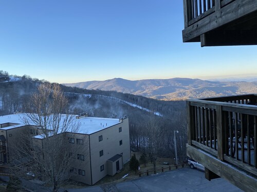 Luxury condo, slope side located at the top of Sugar Mountain. GREATVEIWS!
