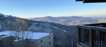 Luxury condo, slope side located at the top of Sugar Mountain. GREATVEIWS! 