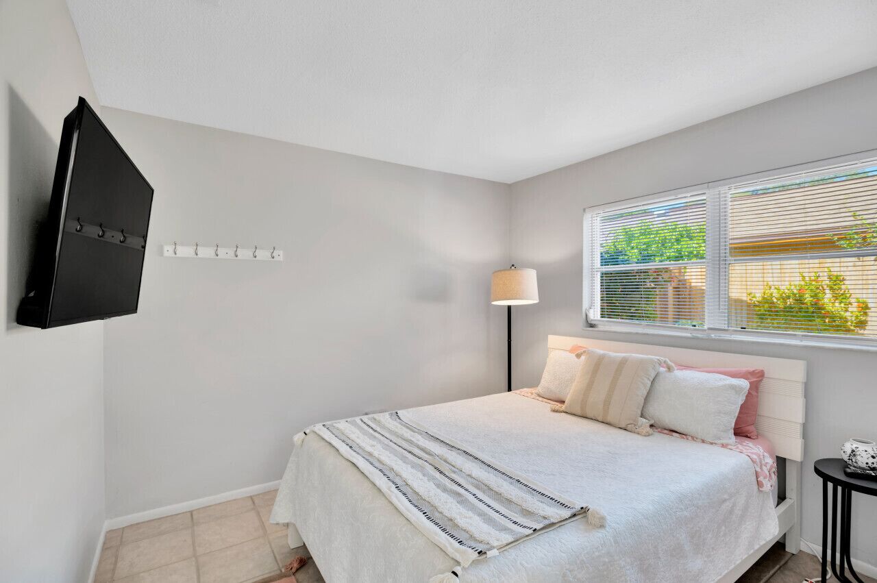 1 slaapkamer, een bureau, een strijkplank/strijkijzer, reisbedje