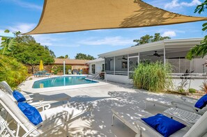 A heated pool - Travelers Palm Duplex  HEATED Pool  Smart TVs  Netflix (Clearwater)