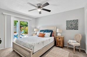 4 slaapkamers, een bureau, een strijkplank/strijkijzer, reisbedje