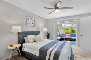 4 slaapkamers, een bureau, een strijkplank/strijkijzer, reisbedje