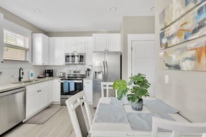 Fridge, microwave, oven, stovetop - · Heights Hideaway. Smart TV. Wi-Fi (Tampa)