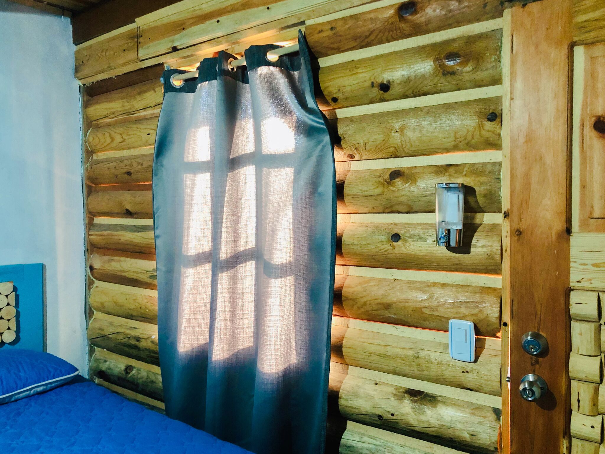 Habitación doble estándar | Tabla de planchar con plancha y ropa de cama 