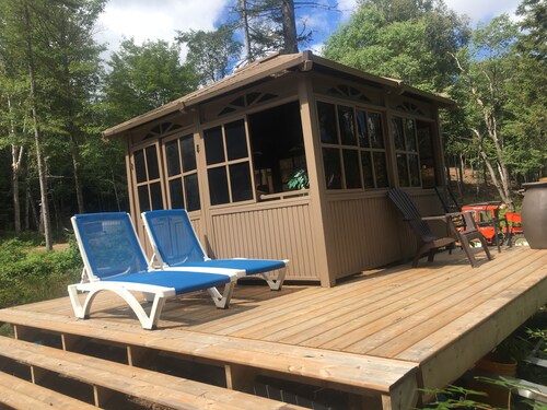 Tiny House on the River with Wifi, Sauna and Hot Tub.