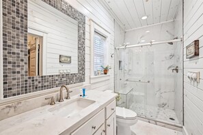 Ensemble douche/baignoire, serviettes fournies