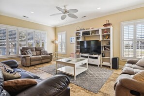 TV, Netflix, foosball, table tennis - Lagerhead, 6 BR Luxury Home, half a block from the beach with Outdoor Swimming Pool and Game Room (North Myrtle Beach)