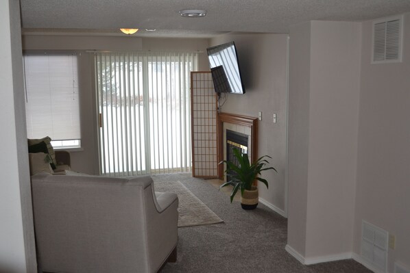 Una Smart TV, una chimenea