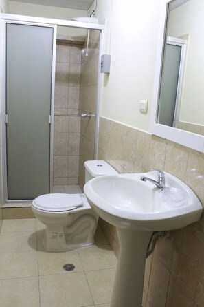 Dusche, Haartrockner, Handtücher, Seife