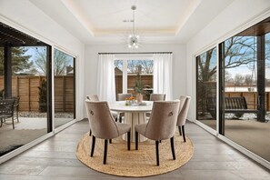 Outdoor dining - Trailblazer - On Slaughter Pen Trail (Bentonville)