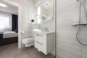 Dusche, Haartrockner, Handtücher, Seife