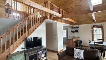 Smart TV, fireplace, books, stereo