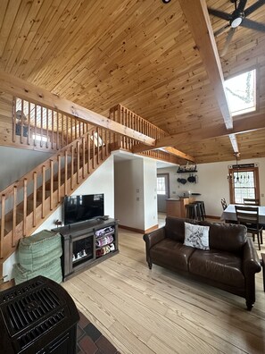 Smart TV, fireplace, books, stereo - Cabin on the Lake (Harrison)