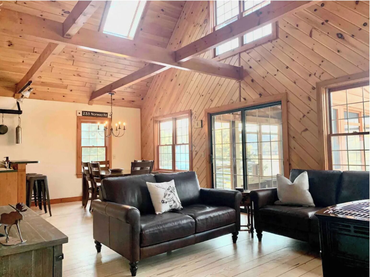 Smart-tv, een open haard, boeken en een stereo