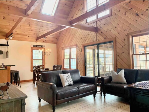 Smart TV, fireplace, books, stereo