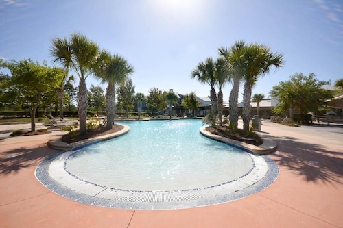 Fall rates! Family Fun! 4 min walk to beach🏖️Heated pool, golf cart, SUP, bikes