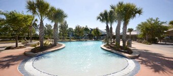 Fall rates! Family Fun! 4 min walk to beach🏖️Heated pool, golf cart, bikes, SUPs