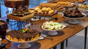 A buffet with various desserts and pastries. - Hilton Garden Inn Itajai (Itajai)