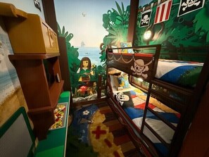 Pirate Island Theme | 書桌、手提電腦工作空間、免費 Wi-Fi