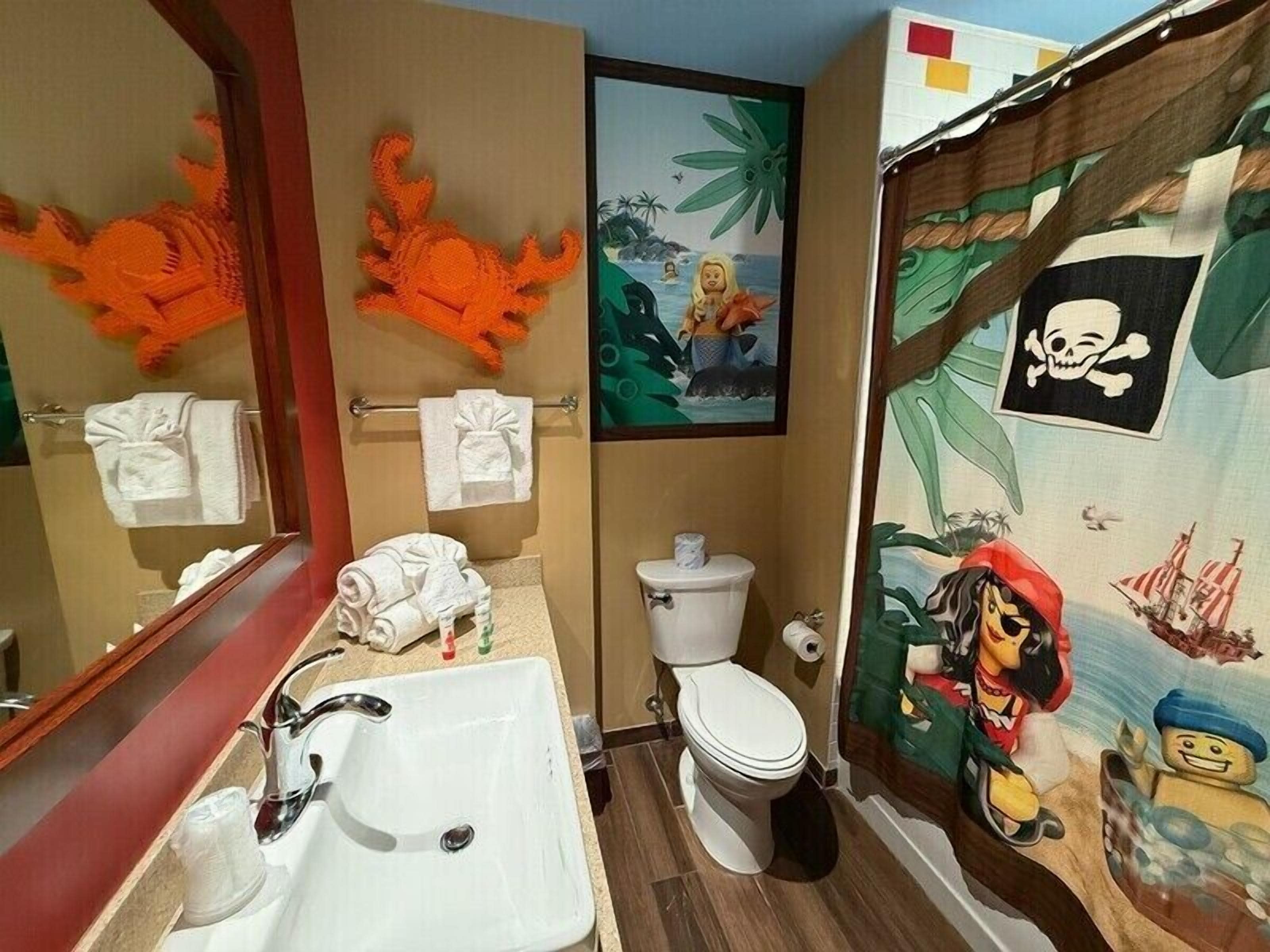 Pirate Island Theme | Kylpyhuone | Suihkun ja ammeen yhdistelmä, ilmaiset hygieniatuotteet, hiustenkuivaaja