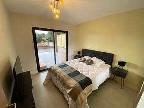 2 عدّة غرف نوم ومكواة/ لوح كي وواي فاي مجانًا وملاءات أسرّة