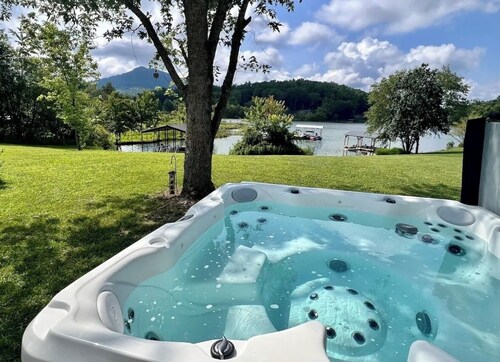 Hot tub, fire pit, Private Dock
