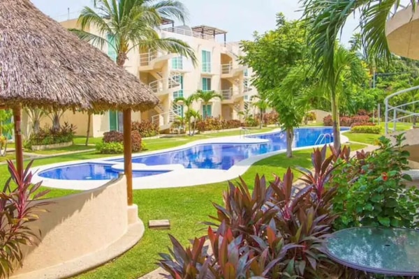 Una piscina al aire libre, una piscina climatizada