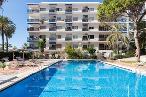 Outdoor pool - Bright Apartment with Panoramic Sea Views (Marbella)