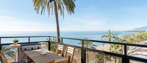 屋外ダイニングエリア