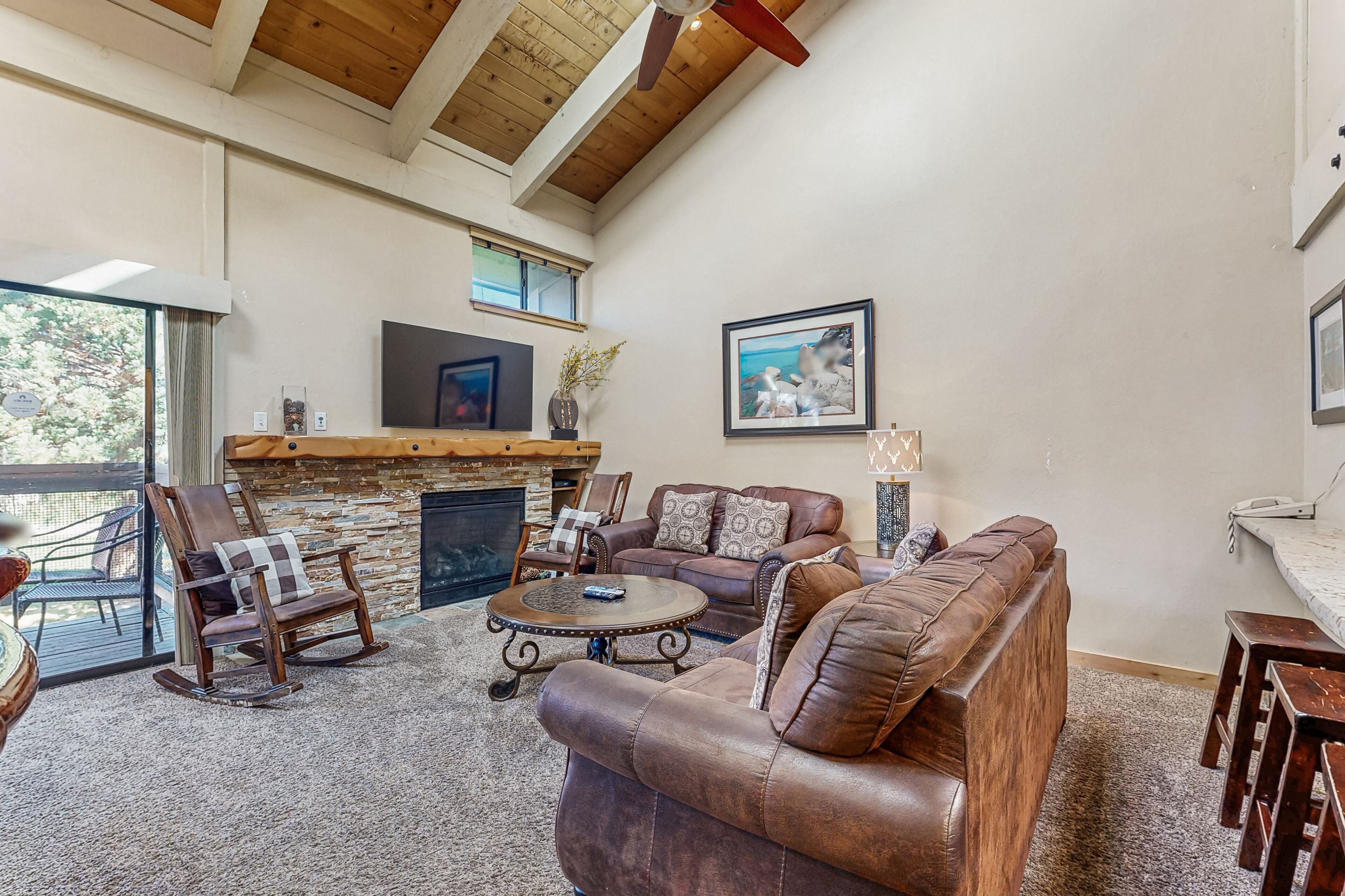 Televisión, chimenea y reproductor de DVD 