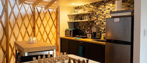 Kühlschrank, Mikrowelle, Herdplatte, Wasserkocher mit Kaffee-/Teezubehör