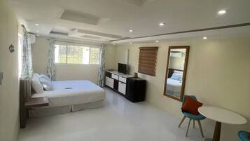 Tabla de planchar con plancha, wifi y ropa de cama