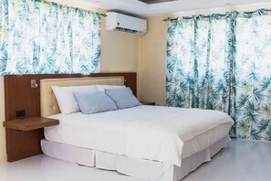 Tabla de planchar con plancha, wifi y ropa de cama