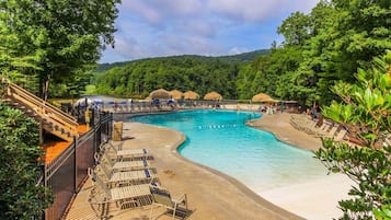 Piscina interna, piscina externa sazonal, guarda-sóis, espreguiçadeiras