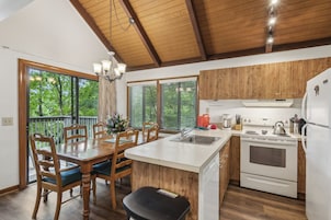 Refrigerador con freezer, microondas, horno, placa de cocina