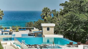 2 outdoor pools, pool loungers