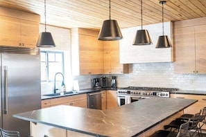 Réfrigérateur, four à micro-ondes, un four, surface de cuisson