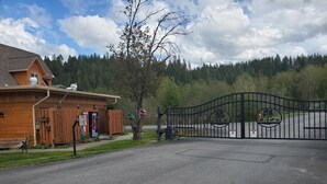 Ein Holzgebäude mit einem Pepsi-Schild, einem verschlossenen Eingang und einem Baum davor.