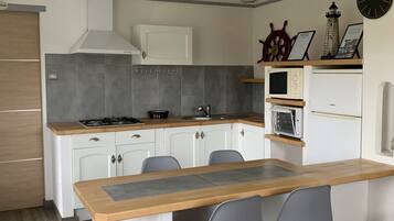 Een koelkast, een microgolfoven, een oven, een kookplaat