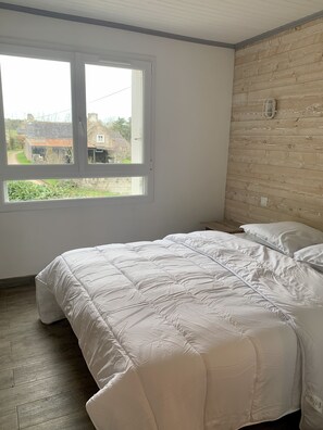 1 bedroom, travel cot, free WiFi, bed sheets