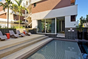 Outdoor pool, pool umbrellas, sun loungers