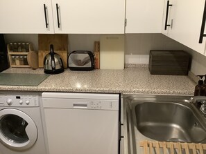 Fridge, microwave, oven, stovetop - One bedroom apartment, a few steps from the river Cam and Cambridge Old Town   (Cambridge)