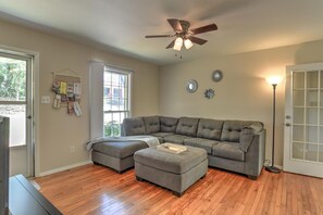 Smart TV - Simple But Sweet Cottage House (Arden)
