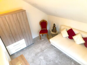 Smart TV, books, stereo