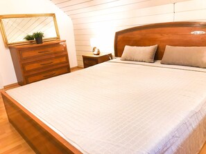 4 chambres, bureau, fer et planche à repasser, lit de bébé portatif