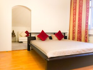 4 bedrooms, desk, iron/ironing board, travel crib